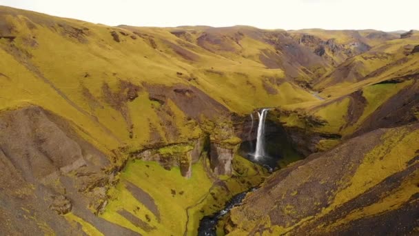 Zoom Vista Aérea Grande Fluxo Cachoeira Kvernufoss Caindo Penhasco Verde — Vídeo de Stock