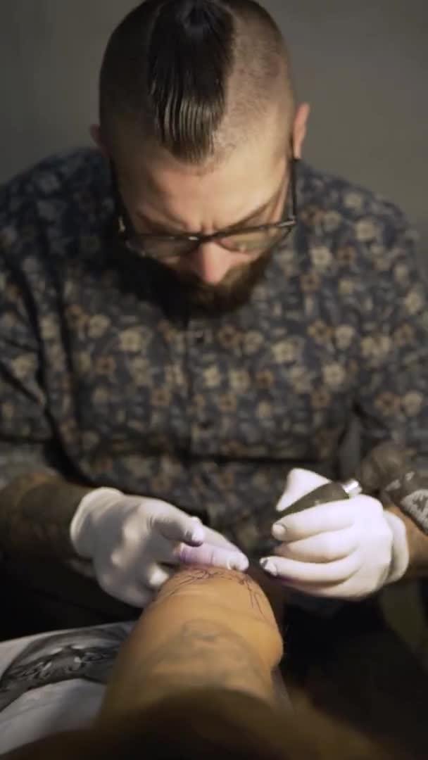 Tätowierer Mit Maschine Und Herstellung Von Tätowierungen Mit Schwarzer Tinte — Stockvideo