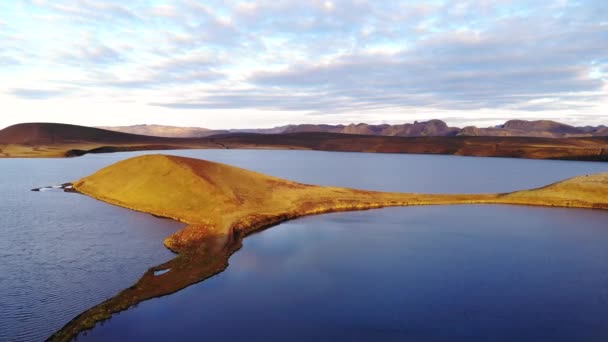 Vista Drone Pitoresca Ilha Montanhosa Localizada Meio Lago Tranquilo Dia — Vídeo de Stock
