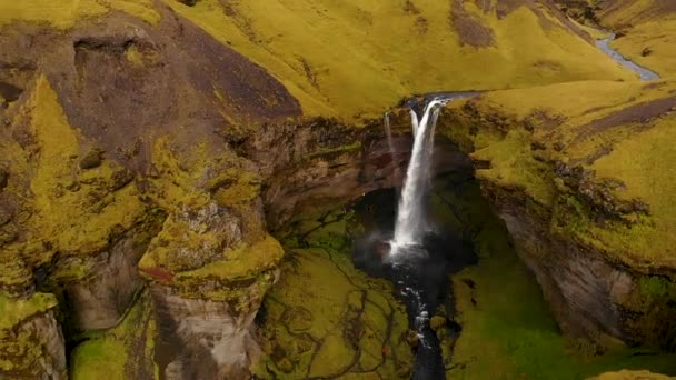 Zvětšit Letecký Pohled Široký Proud Vodopádu Kvernufoss Padající Zeleného Útesu — Stock video