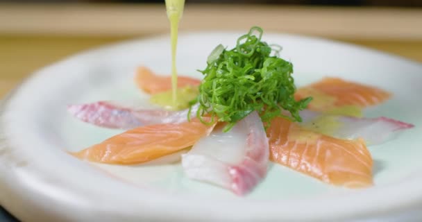 Nahaufnahme Frische Soße Die Auf Rohe Fischscheiben Mit Wakame Algen — Stockvideo