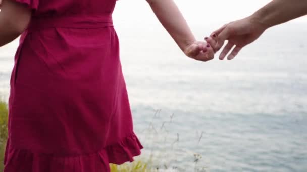 Cropped Unrecognizable Romantic Couple Holding Hands While Standing Edge Rough — Stock Video