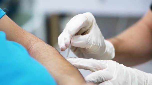 Anonimowy Lekarz Rękawiczkach Lateksowych Wbijający Igłę Ramię Pacjenta Podczas Terapii — Wideo stockowe