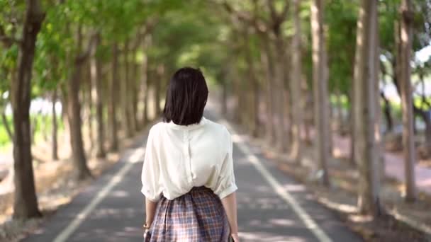 Back View Anonymous Female Summer Outfit Walking Path Tanya Shen — Stock Video