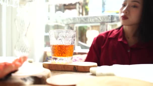 Jovem Turista Asiática Sentada Mesa Para Café Manhã Desfrutando Chá — Vídeo de Stock