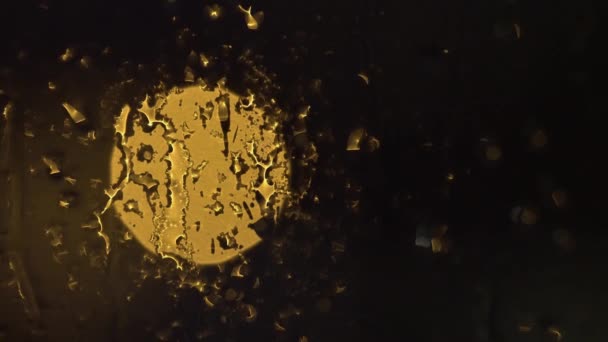Abstraktní Pozadí Mokrého Skla Kapkami Deště Žhnoucím Žlutým Světlem — Stock video