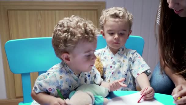 Cropped Unrecognizable Young Woman Cute Curly Haired Little Twins Sitting — Stock Video