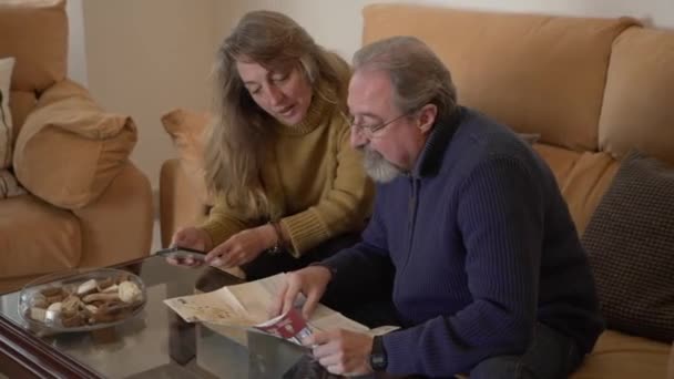 Oudere Man Vrouw Zitten Bank Met Toeristische Kaart Bespreken Plannen — Stockvideo