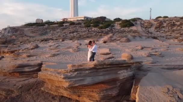 Pan Torno Visão Drone Casal Recém Casado Afetuoso Feliz Roupas — Vídeo de Stock