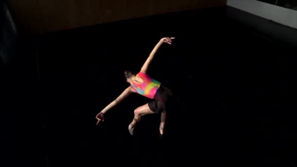 Felülről Profi Balett Táncos Táncol Hátradőlve Miközben Bemelegít Próba Közben — Stock videók