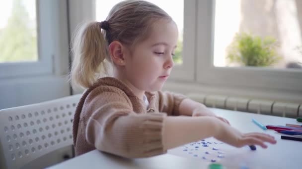 Χαριτωμένο Παιδί Casual Ντύσιμο Ζωγραφίζει Δάχτυλα Ενώ Κάθεται Στο Τραπέζι — Αρχείο Βίντεο