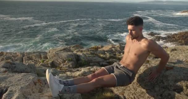 Desde Arriba Del Entrenamiento Atleta Masculino Sin Camisa Enfocado Orilla — Vídeos de Stock