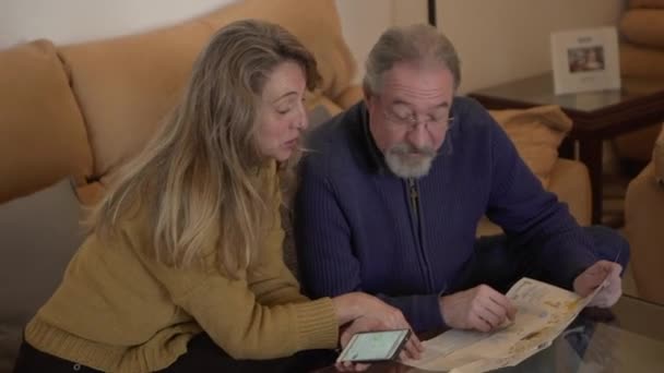 Ανώτερος Σύζυγος Και Σύζυγος Κάθεται Στον Καναπέ Τουριστικό Χάρτη Και — Αρχείο Βίντεο