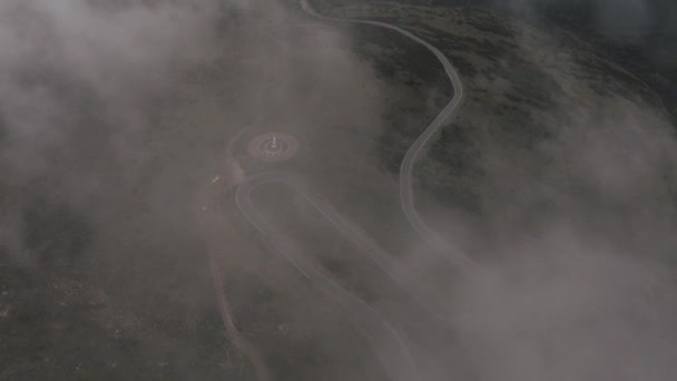 Vue Spectaculaire Sur Drone Route Courbée Près Hélisurface Ronde Béton — Video