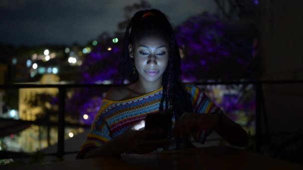 Mujer Afroamericana Sentada Cafetería Calle Por Noche Mensajería Las Redes — Vídeo de stock