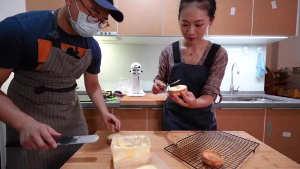 Heureux Asiatique Homme Dans Masque Femme Debout Table Remplissage Shortcroust — Video