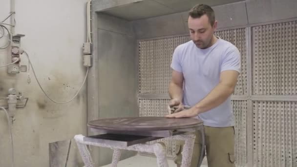 Arbeiter Verwendet Airbrush Zum Auftragen Von Flammschutzmittel Auf Holz Detail — Stockvideo