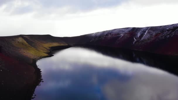 Zoom Aus Drohnensicht Auf Einen Friedlichen See Vulkankrater Unter Einer — Stockvideo