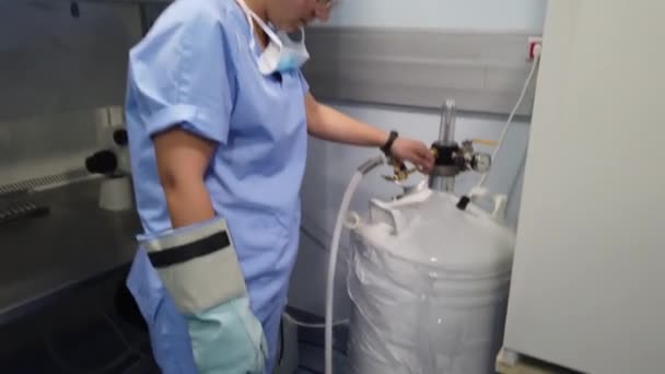 Mulher Uniforme Médico Recipiente Enchimento Máscara Com Líquido Nitrogênio Tanque — Vídeo de Stock