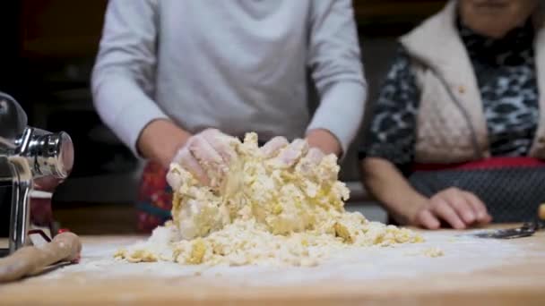 Cosecha Mujer Anónima Cocinar Amasando Masa Mientras Prepara Sabroso Tortellini — Vídeos de Stock