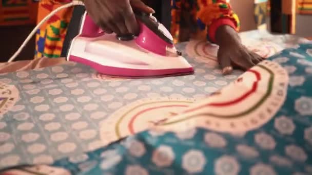 织物制造厂的裁剪裁剪织物 — 图库视频影像