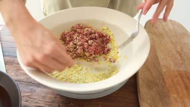 无法辨认的女厨师在厨房里造了一个有两个叉子的牛排玉米片 — 图库视频影像