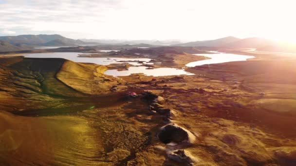 Malowniczy Widok Drona Pagórkowatą Wyspę Położoną Środku Spokojnego Jeziora Pochmurny — Wideo stockowe