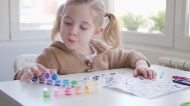 Hafif Anaokulunda Renkli Kalemler Makaslarla Masada Otururken Gündelik Kıyafetli Şirin — Stok video