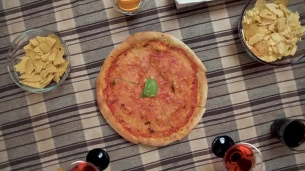 Blick Von Oben Auf Die Pizza Hause Auf Dem Tisch — Stockvideo