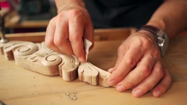 Pulido Artesanal Decorativo Tallado Moldeado Madera Con Papel Abrasivo Mientras — Vídeo de stock