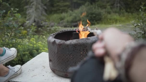 Tváří Bez Tváře Turista Sedí Blízkosti Kovové Kulaté Konstrukce Hořící — Stock video