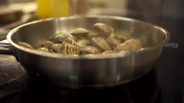 Primer Plano Recortado Irreconocible Persona Preparando Deliciosos Mejillones Picantes Salsa — Vídeo de stock