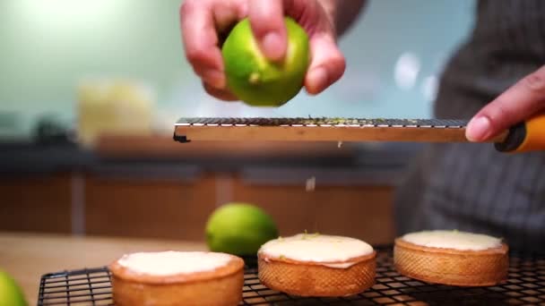 Plantaardige Persoon Schort Het Maken Van Taarten Met Wrongel Limoenschil — Stockvideo
