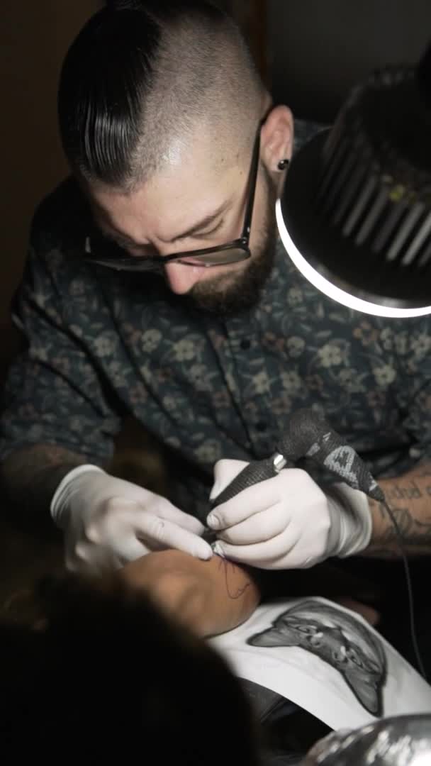 Tatuagem Usando Máquina Fazer Tatuagem Com Tinta Preta Salão Cliente — Vídeo de Stock