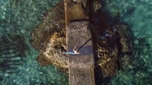 Spor Kıyafetleri Içinde Tanınmayan Bir Kadının Tüm Vücudu Kayalık Deniz — Stok video