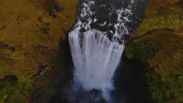 Flygfoto Över Bred Ström Skogafoss Vattenfall Faller Från Grön Klippa — Stockvideo