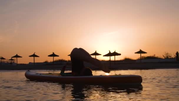 Mulher Surfista Praticando Ioga Prancha Surf Mar Durante Pôr Sol — Vídeo de Stock