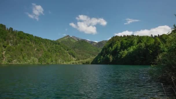四季折々の山々や森に囲まれた湖の素晴らしい風景の時間経過 — ストック動画