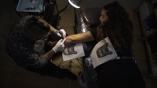 Visão Superior Jovem Tatuador Masculino Usando Máquina Fazendo Tatuagem Com — Vídeo de Stock