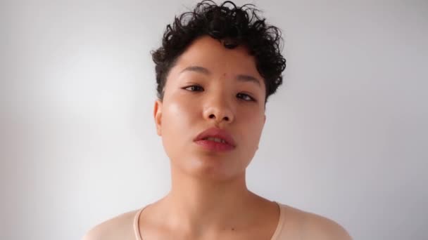 Mladá Latina Žena Asijskými Oči Úsměvem Při Pohledu Kameru Izolované — Stock video