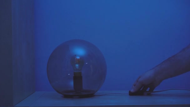 Gesichtslose Person Schaltet Kreative Tischlampe Mit Dunkler Glaskuppel Ein Und — Stockvideo