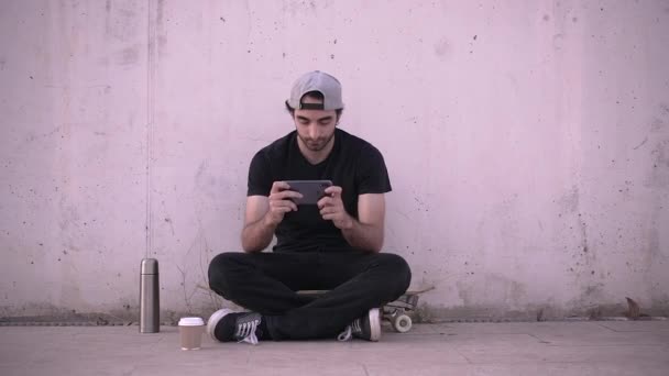 Homme Assis Sur Skateboard Utilisant Téléphone Boire Café — Video