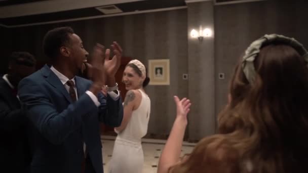 Wesoła Wieloetniczna Para Nowożeńców Gości Tańczących Przestronnym Holu Podczas Obchodów — Wideo stockowe