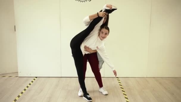 경기를 하면서 조련사를 가르치는 운동을 따뜻하게 하면서 다리를 소녀에게 도움이 — 비디오
