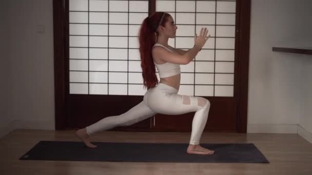 Mujer Pelirroja Joven Haciendo Yoga Estera Casa — Vídeos de Stock