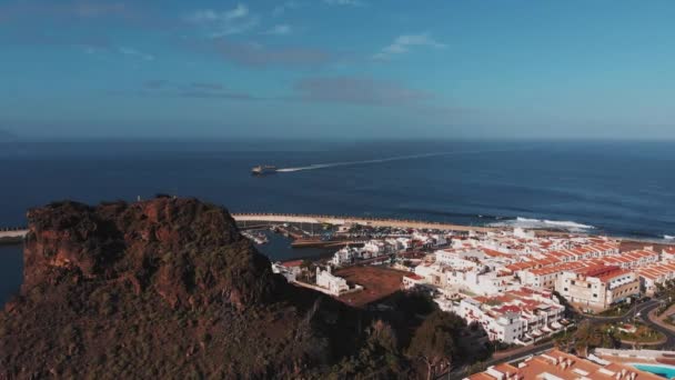 Landschap Van Stad Aan Kust Van Eiland — Stockvideo