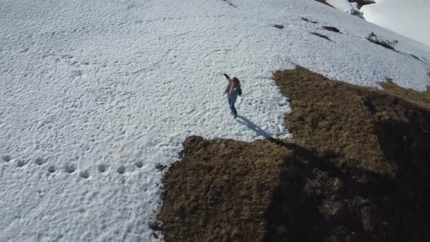 Junge Läuft Verschneiten Bergen — Stockvideo