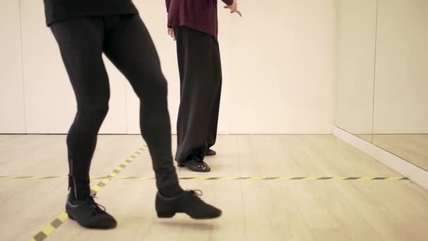 Geniş Salonda Dans Ederken Yetişkin Dansçılara Yardım Eden Erkek Eğitmenin — Stok video