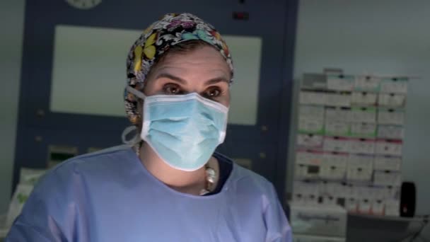 Vrouwelijke Chirurg Werkzaam Operatiekamer — Stockvideo
