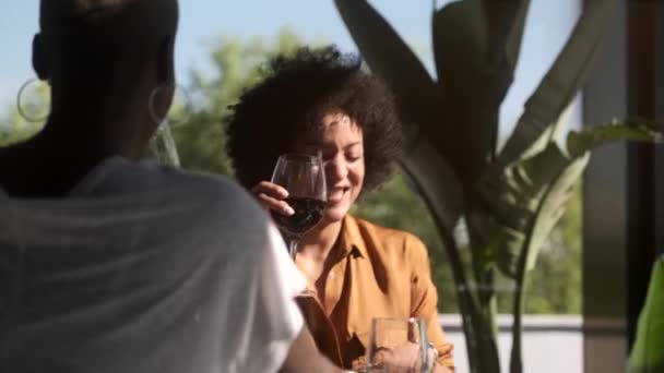 Sidovy Glada Afroamerikanska Kvinna Med Lockigt Hår Sitter Café Och — Stockvideo
